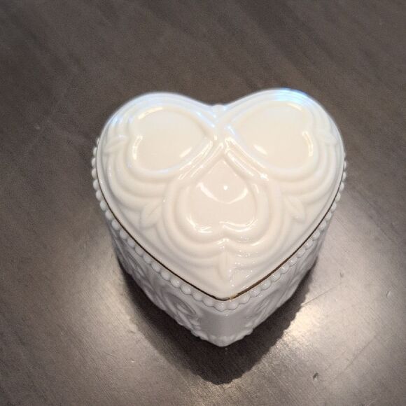 Lenox Heart-Shaped Cream Porcelain Trinket Box 24K Gold Trim - Picture 9 of 9